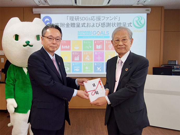寄付金贈呈の様子(池田社長&松本理事長)