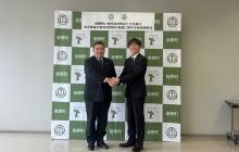 皆野町黒澤栄則町長と株式会社埼玉りそな銀行石井良輔執行役員埼玉県央・北地域営業本部長が協定式で協定締結を記念して握手する様子