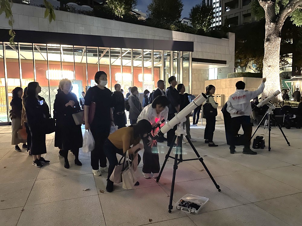 星空観察を楽しむ様子
