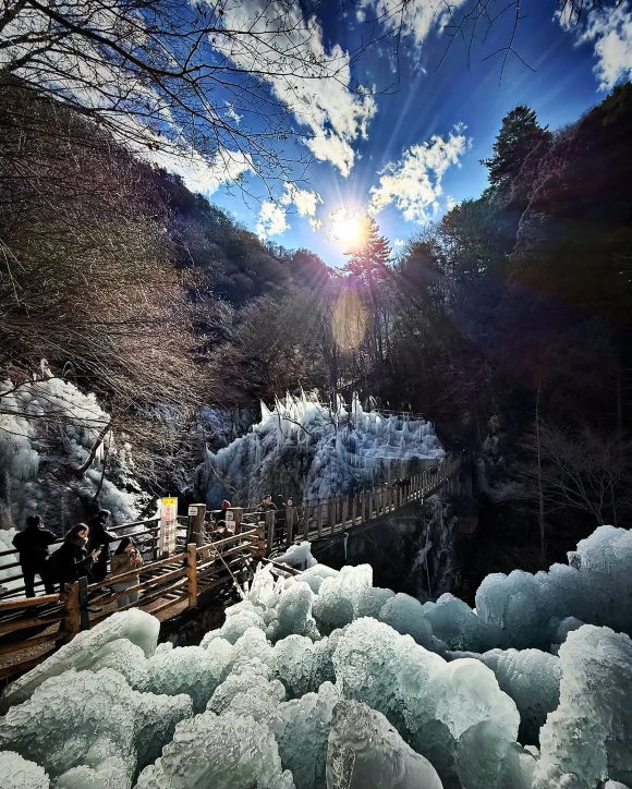 氷の幻想的な風景で賞