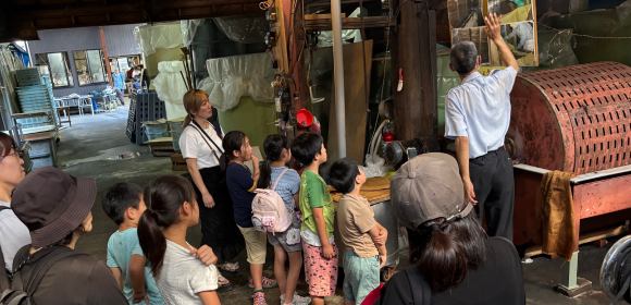 松本醤油商店の醤油蔵見学の様子の画像